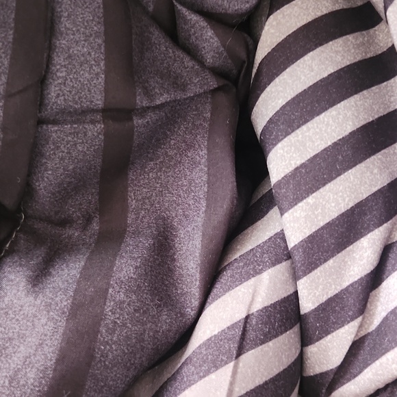 ex long reversible comforter. 100%Brushed Microfiber cover 100% polyester filled - Picture 3 of 4